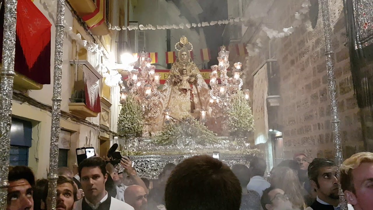 Alegría y petalada a Ntra Sra del Rosario Coronada, Patrona Cádiz 2017