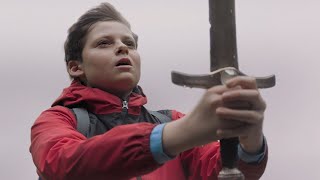 طفل بلاقي سيف اسطوري وبشكل جيش حتى يحارب الساحرة الشريرة | ملخص فيلم The Kid Who Would Be King