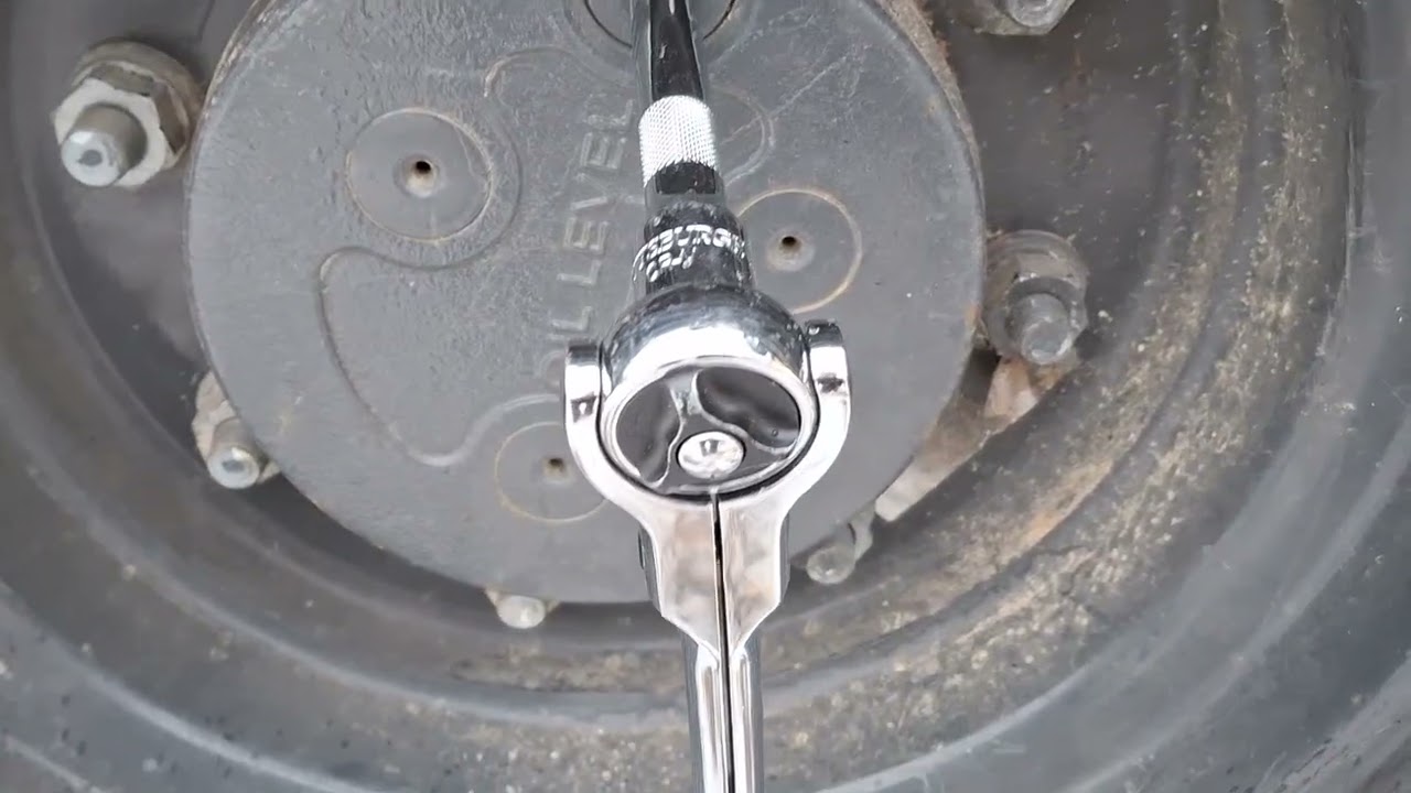 Проверка смазки передней оси экскаватора-погрузчика 4x4, 100 часов наработки, New Holland B75D, 2...