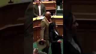 I deputati MAORI del parlamento neozelandese cantano l'HAKA in Aula per protesta