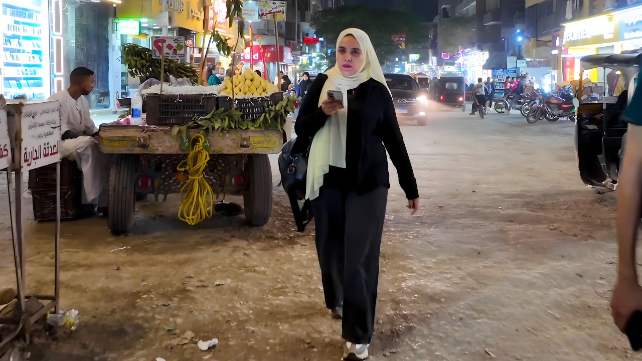 الحياة وسط الحارات الشعبية القديمة في مصر | جولة سير على الاقدام