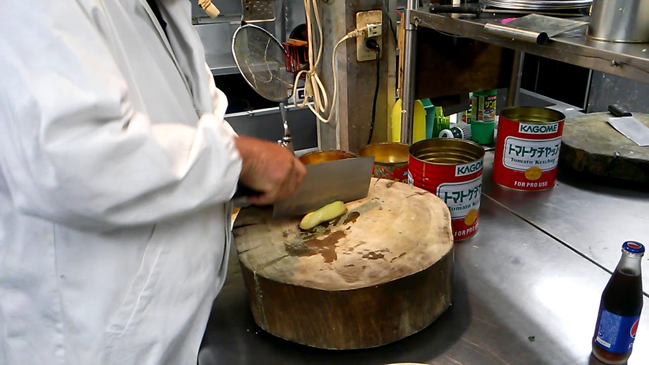 中華楼の大将による、中華包丁の使い方。