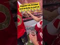 Jogador do Arsenal acerta a bola na polícia no momento da comemoração do segundo lugar da Champions
