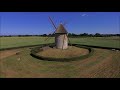 Moulin à vent filmé par un drone dans le ciel de Normandie