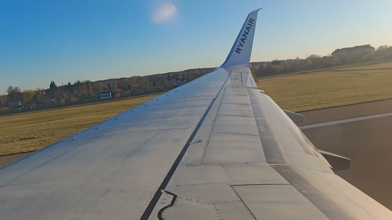 Ryanair B737-800 takeoff out of Gdansk
