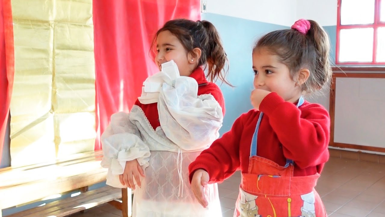 Clase de teatro en sala de cinco