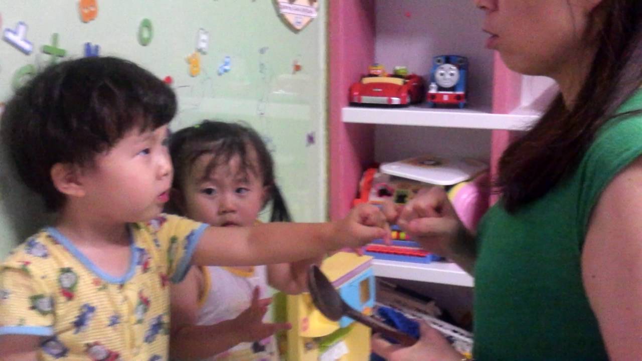 우리 아들딸 .엄마에게 혼나는데.