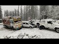 CARS SLIDING ON ROAD | FIRST SNOWFALL OF 2021 IN NARKANDA | NARKANDA - SHIMLA HIGHWAY |LIVE UPDATE |