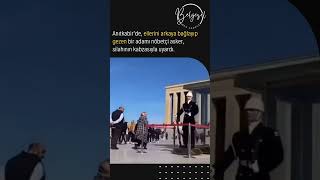 Anıtkabir’de, ellerini arkaya bağlayıp gezen bir adamı nöbetçi asker, silahının kabzasıyla uyardı