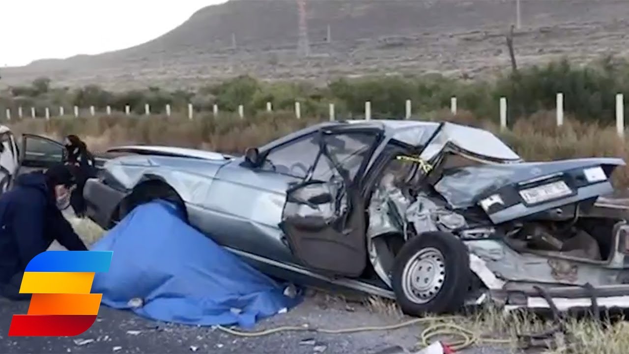 Muere aplastado por auto de su hijo que sufrió avería; transporte de personal los impactó