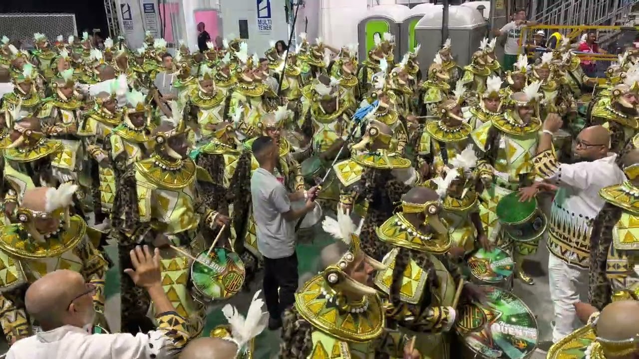 Desfile da Bateria da Mocidade no carnaval 2022