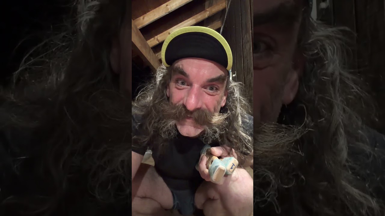 Чем занимается человек, тренирующийся отжиманиям, весь день?