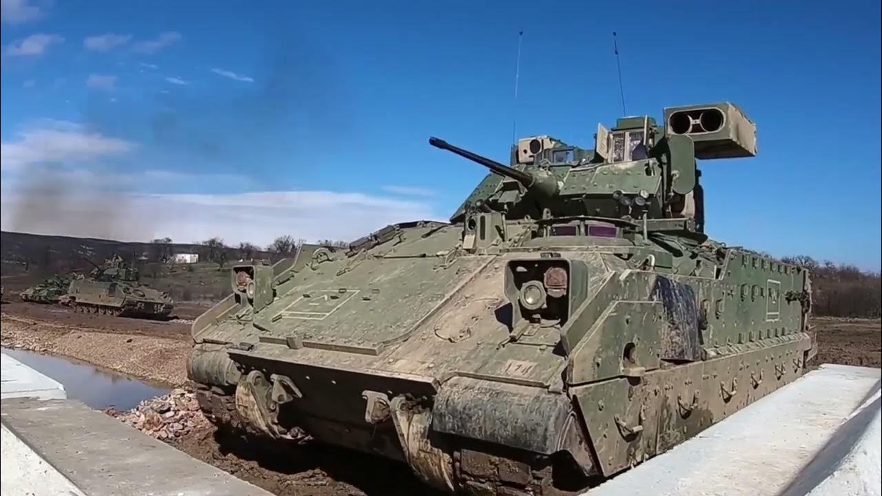 アメリカ陸軍のM2ブラッドレー歩兵戦闘車 - YouTube