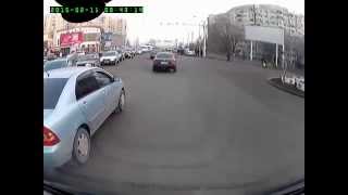 Алматы. Парковка под запрещающим знаком. Пешеходы на дороге 20150211 0842