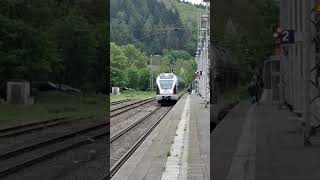 Im bewölkten Sauerland ist eine Regionalbahn unterwegs vom Siegerland übers Sauerland ins Ruhrgebiet
