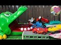 プラレールのきかんしゃトーマスや新幹線と電車がワニの中に入っていくよ。Thomas and Friends into the crocodile | Learn Colors【ウピさん＆upisch】