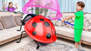 Download Lagu INSECTENONTSNAPPING! Alex en Dasha's grappige insectenjacht MP3 Download Lagu INSECTENONTSNAPPING! Alex en Dasha's grappige insectenjacht MP3