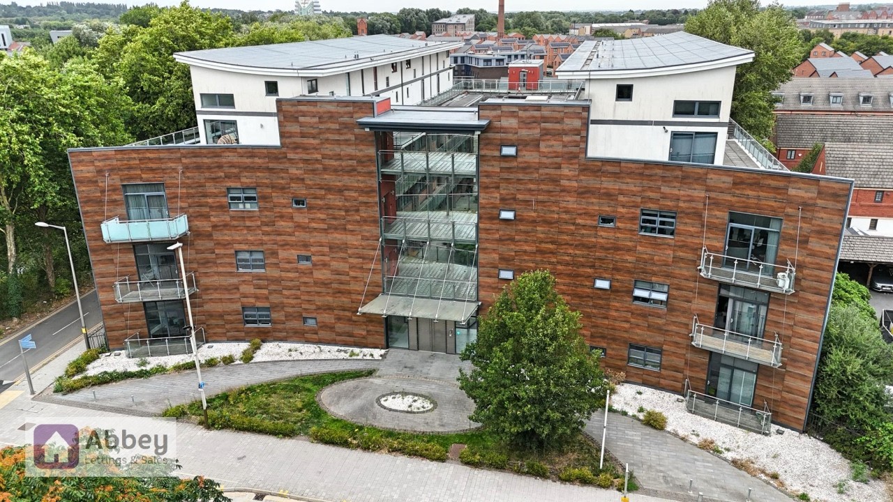 Stylish ground floor 1 bed furnished apartment with modern kitchen, secure parking: TO LET