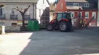 El alcalde de Friol desinfecta las calles con su tractor