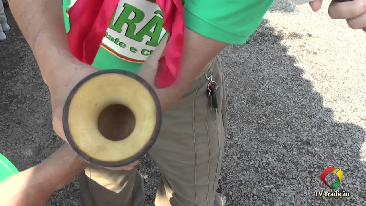 Curtindo a cuia do chimarrão com fogo