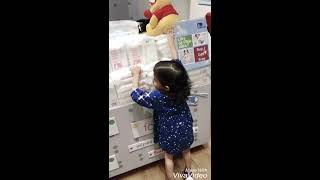 Cuteness Overloaded ! This Little Girl’s Adorable Reaction in a kids Store !