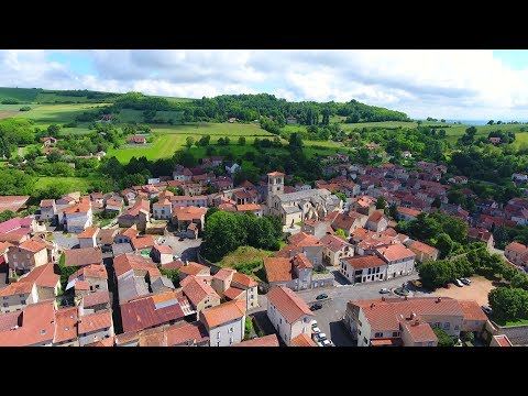 Dron’Air’s 2018 aerial film gives a different scale: the roofs, hillside and setting are visible together, making clear how Artonne sits above the Limagne plain. It complements a ground-level heritage walk. The elevated view makes the village’s relation to the surrounding plain easier to read, while a ground visit reveals details that the drone cannot show.