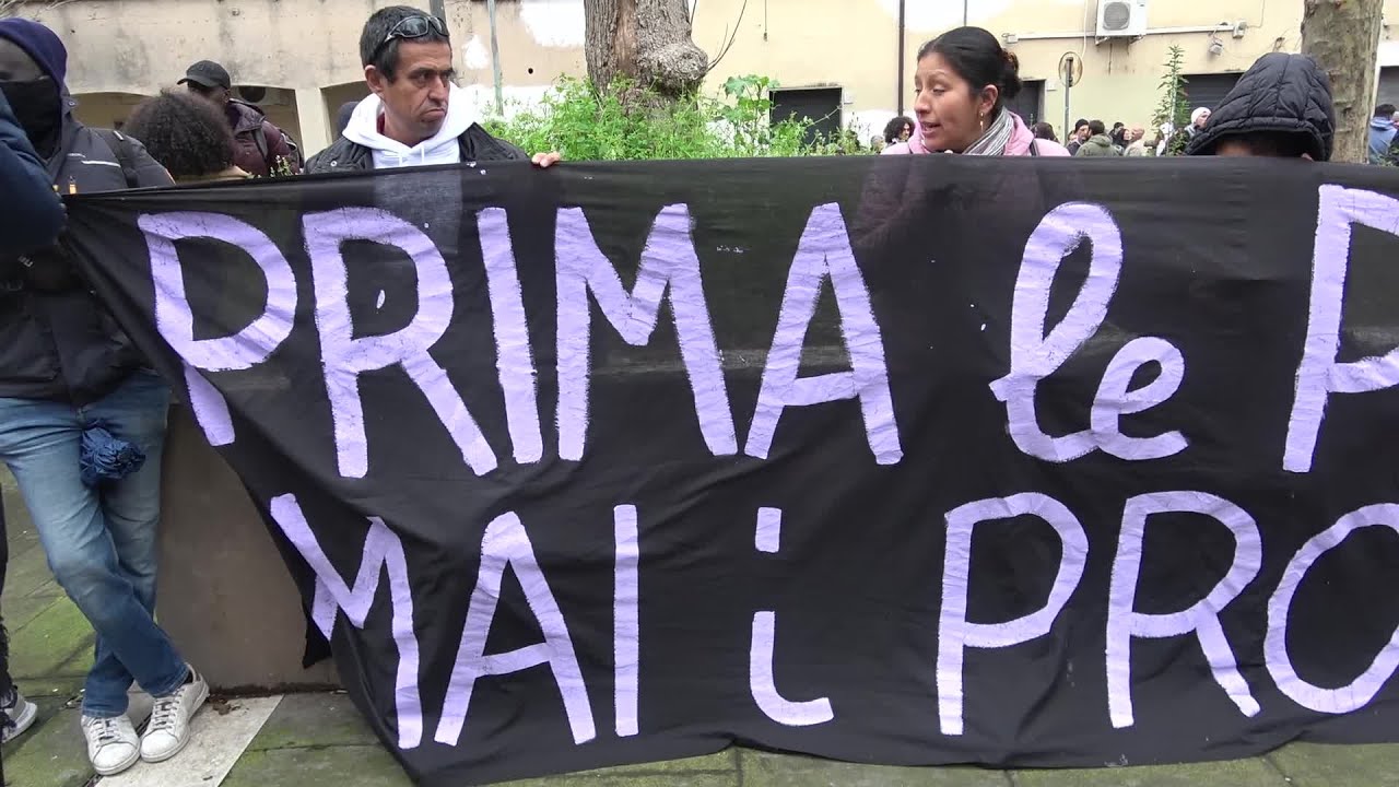 Roma, Striscioni, cori e fuochi d'artificio al Quarticciolo: 