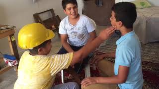 Şaplak Vurma Oyunu. Böyle Oynanır Komik Güleceginiz Video.