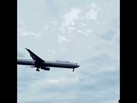 Beautiful 767-400ER United Airlines landing! #aviationgeek #closeup #pilot  #shorts #boeing