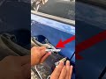 Schlüssel im Auto vergessen? Dieser Trick kann im Notfall helfen#AutoTipp #SchlüsselImAuto #Notfall
