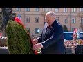 Лукашенко в Минске возложил венок к монументу Победы и тепло пообщался с ветеранами
