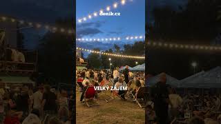 Černou louku roztančila Mamma Mia. Na letní kino dorazily stovky lidí