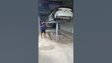 Thực hiện rửa xe ô tô trên cầu nâng 1 trụ- 0398907559