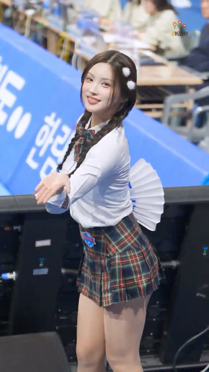 “Follow me💙” Kim Jungwon’s adorable school-look cheer performance✨
