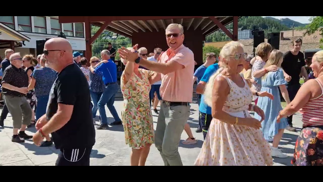 Rein magi med Steinar Engelbrektson i Otta sentrum Dansefestivalen 2023 Dansnytt Hilde Arntzen