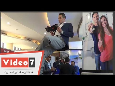 شاب يجلس على الهواء واضعا ساق على ساق بمعرض سيتى سكيب