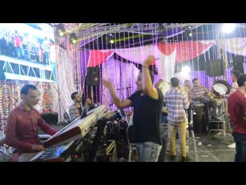 زهول اوشه وكتكوت من راجل بيشيل اي حاجه فى الفرح بيشيل التربيزات والكراسى والسلالم شوف الخراب