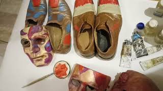 Каждый клоун сам малюет свою обувь и свои маски