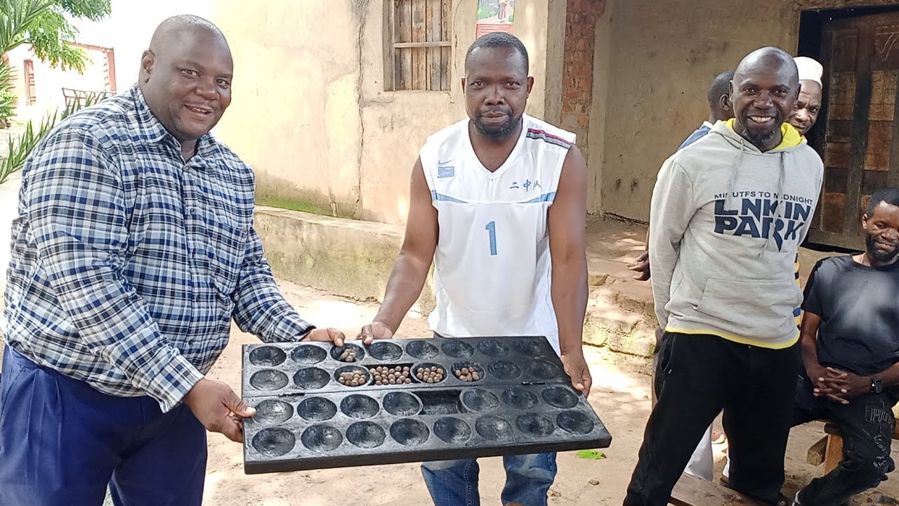 MAKUMBULI AWAKABIDHI MABAO MAWILI VIKUNDI VIWILI VYA MCHEZO HUO KATIKA KATA YA MATARAWE 