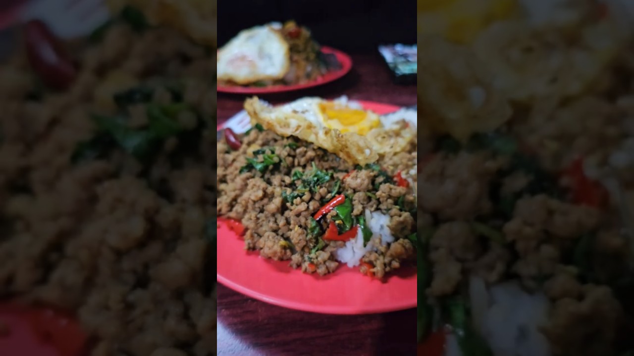 Тайская уличная еда, Пад Кра Пао, блюдо номер 1 в Таиланде. 