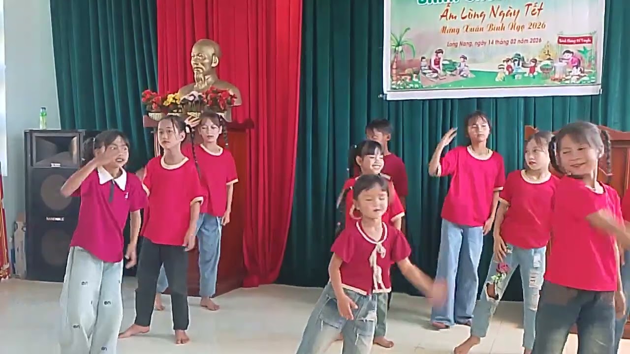 Cá tôm do các cháu nhi đồng Long Nang múa 