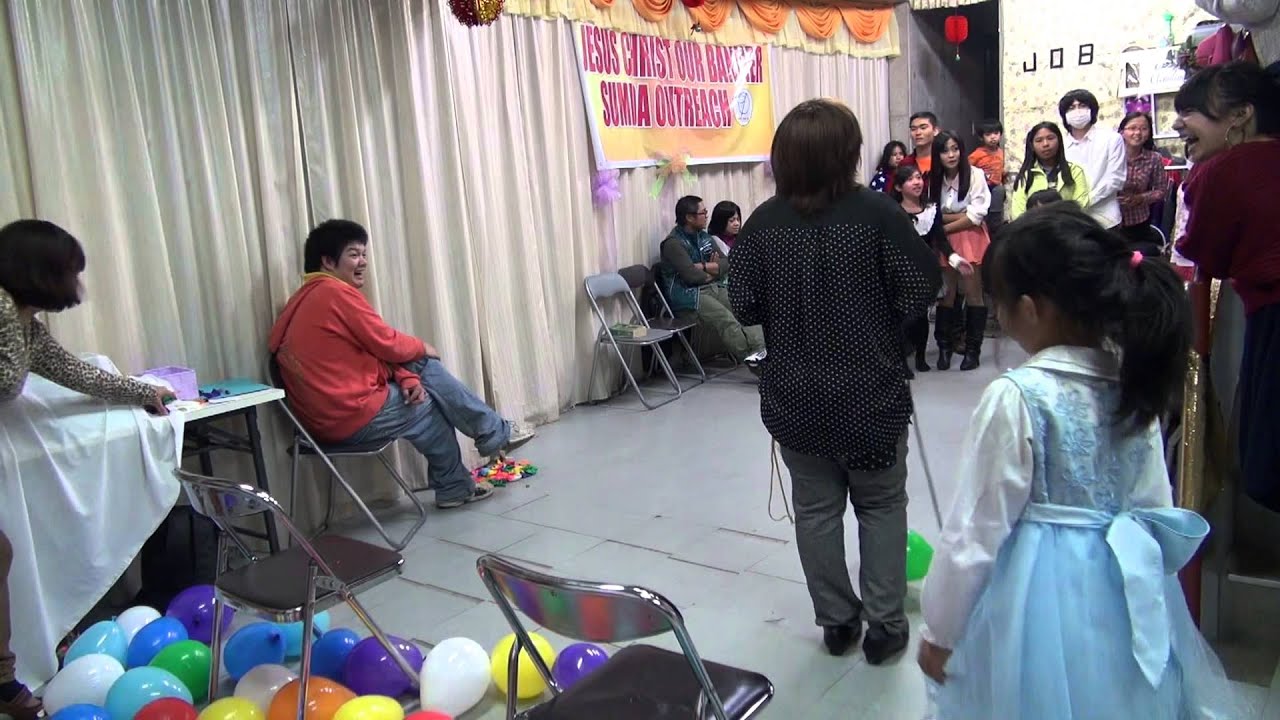 game 2 baloon jcob japan youth ministry christmas party 2012 youth group christmas game