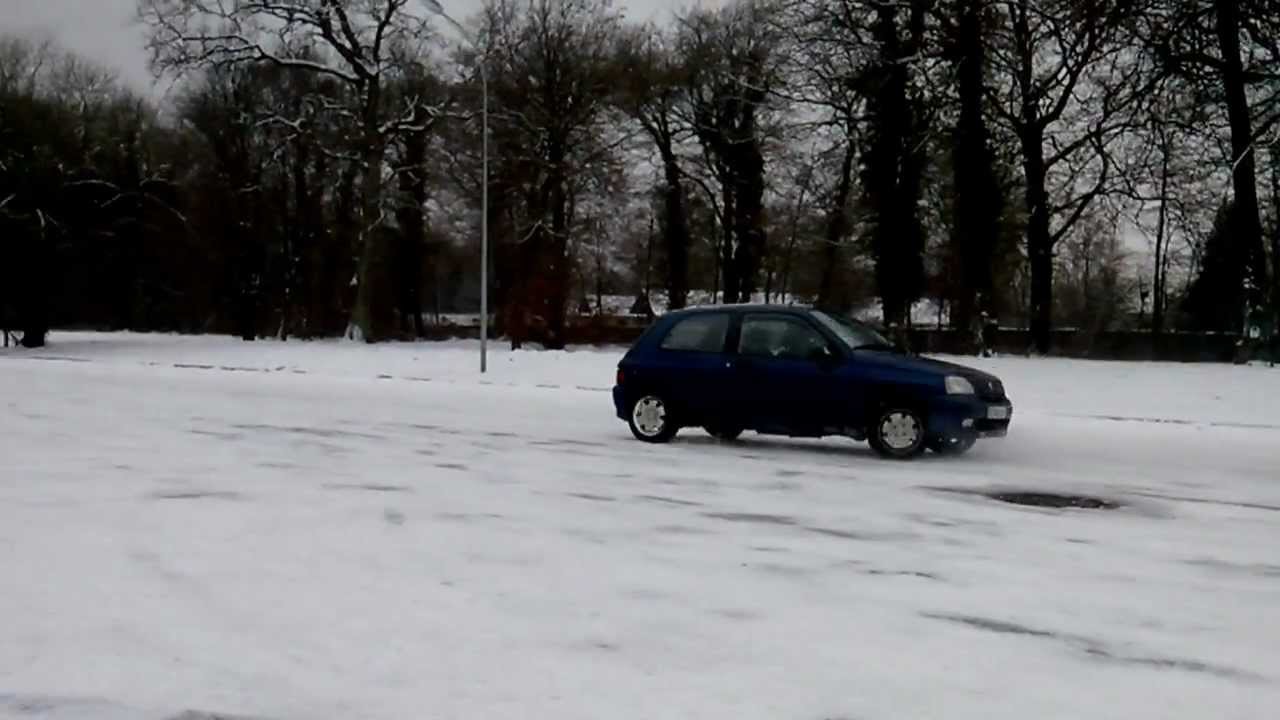 Dérapage en voiture 540° sur neige avec une Clio ! YouTube