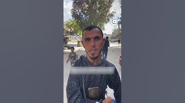 في شوارع غــ ــ ـزة، شاب يبثّ آيات القرآن عبر مكبّر صوت.. يواسي القلوب ويذكّر برحمة الله