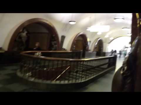 Video: How To Go From The Teatralnaya Metro Station To The Revolution Square Station