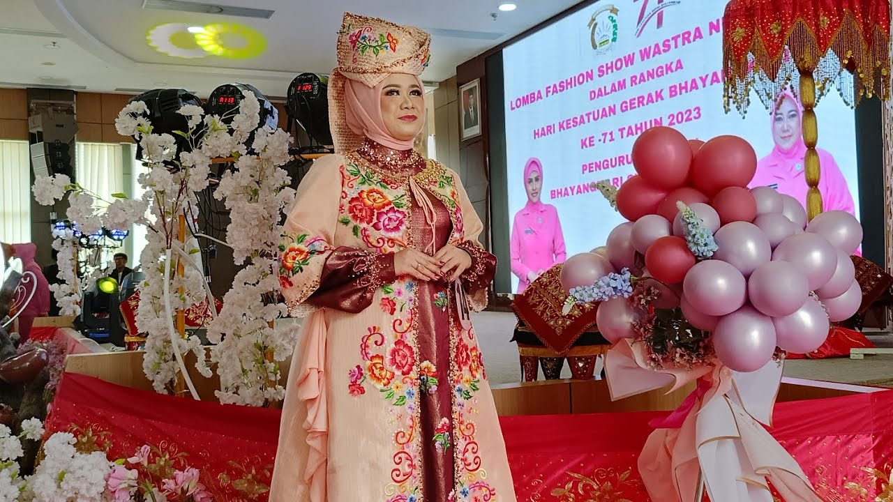 LOMBA FASHION SHOW WASTRA NUSANTARA KETUA CABANG BHAYANGKARI CABANG BHAYANGKARI se DAERAH SUMBAR
