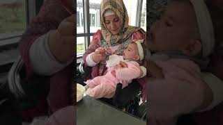 Hediye ırmak sevgiye annesi mama yediriyor