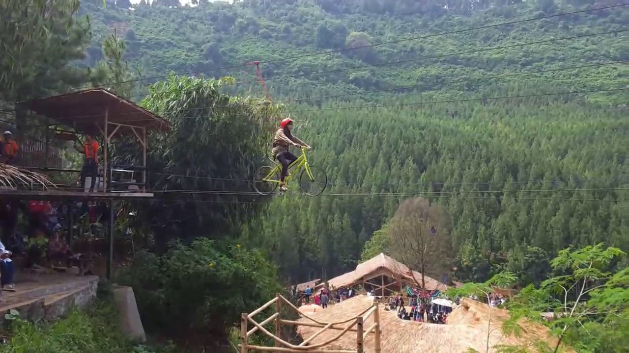 Uji Nyali naik ZIP BIKE The Lodge Maribaya Bandung  