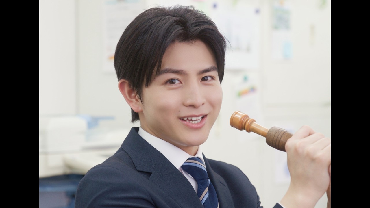 超特急・柏木悠、力みなぎるサラリーマンに！“弾いたことのない”楽器にも挑戦！ 　「サントリー天然水 特製ジンジャーエール」新WEBCM 「ジンジャー!ジャジャーン!」篇