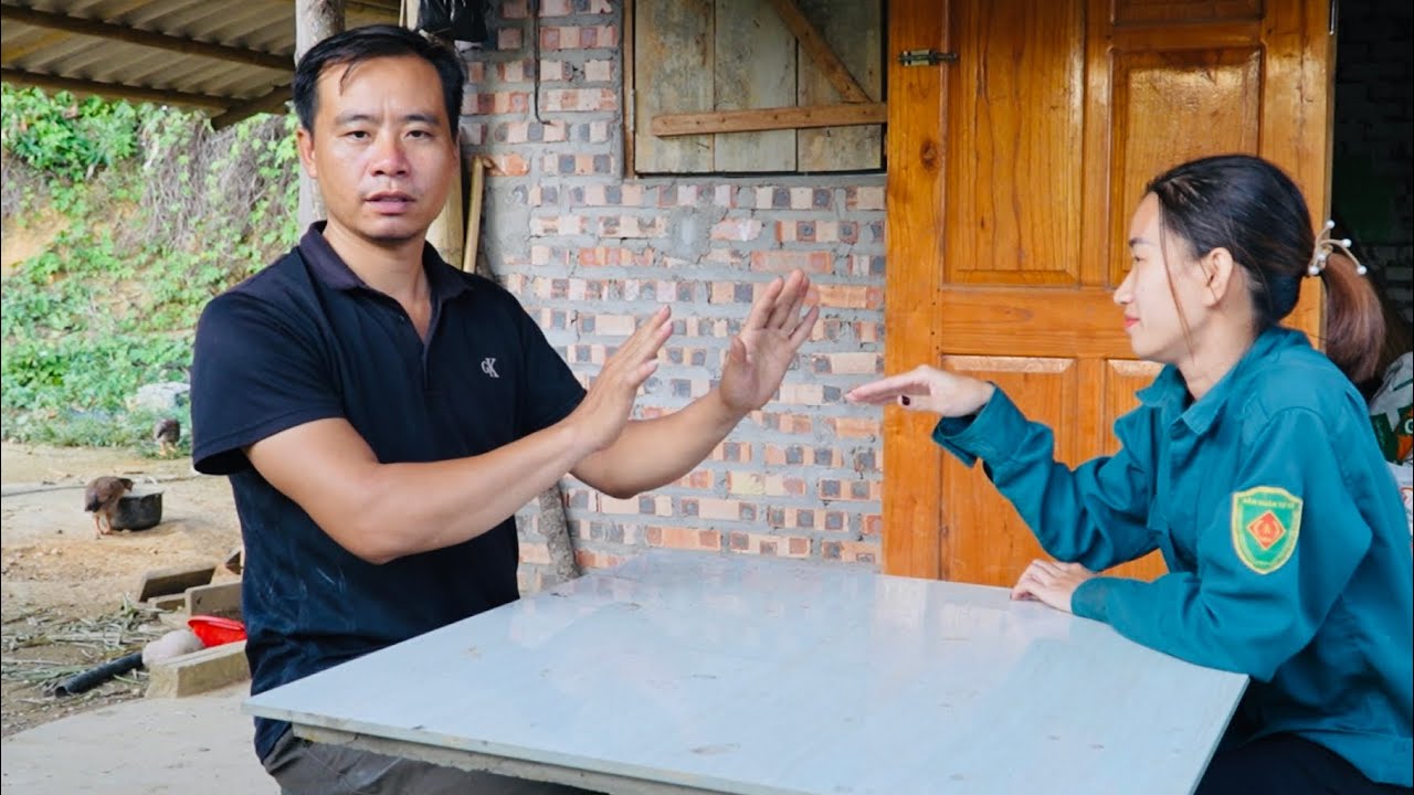 Джони отказался от предложения девушки помочь.